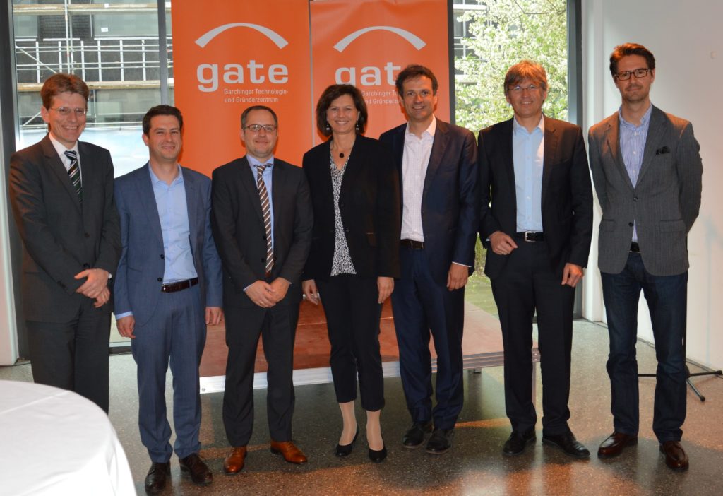 Bild: Wirtschaftsministerin Ilse Aigner im Gespräch - Gruppenfoto